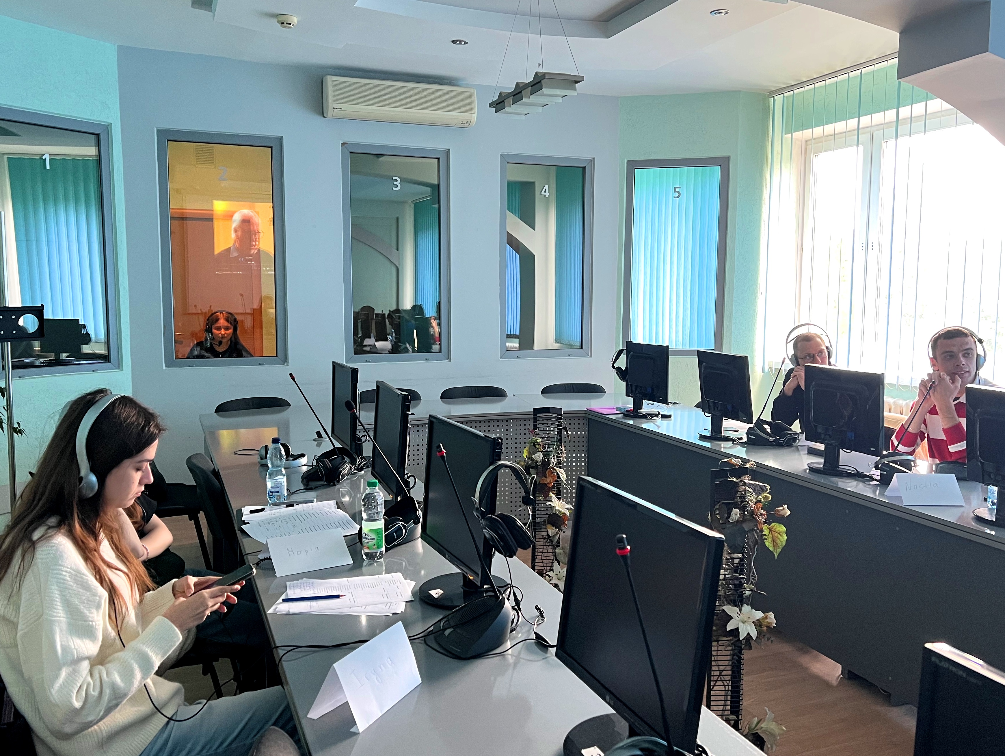  Синхронний переклад у кабінках.jpg